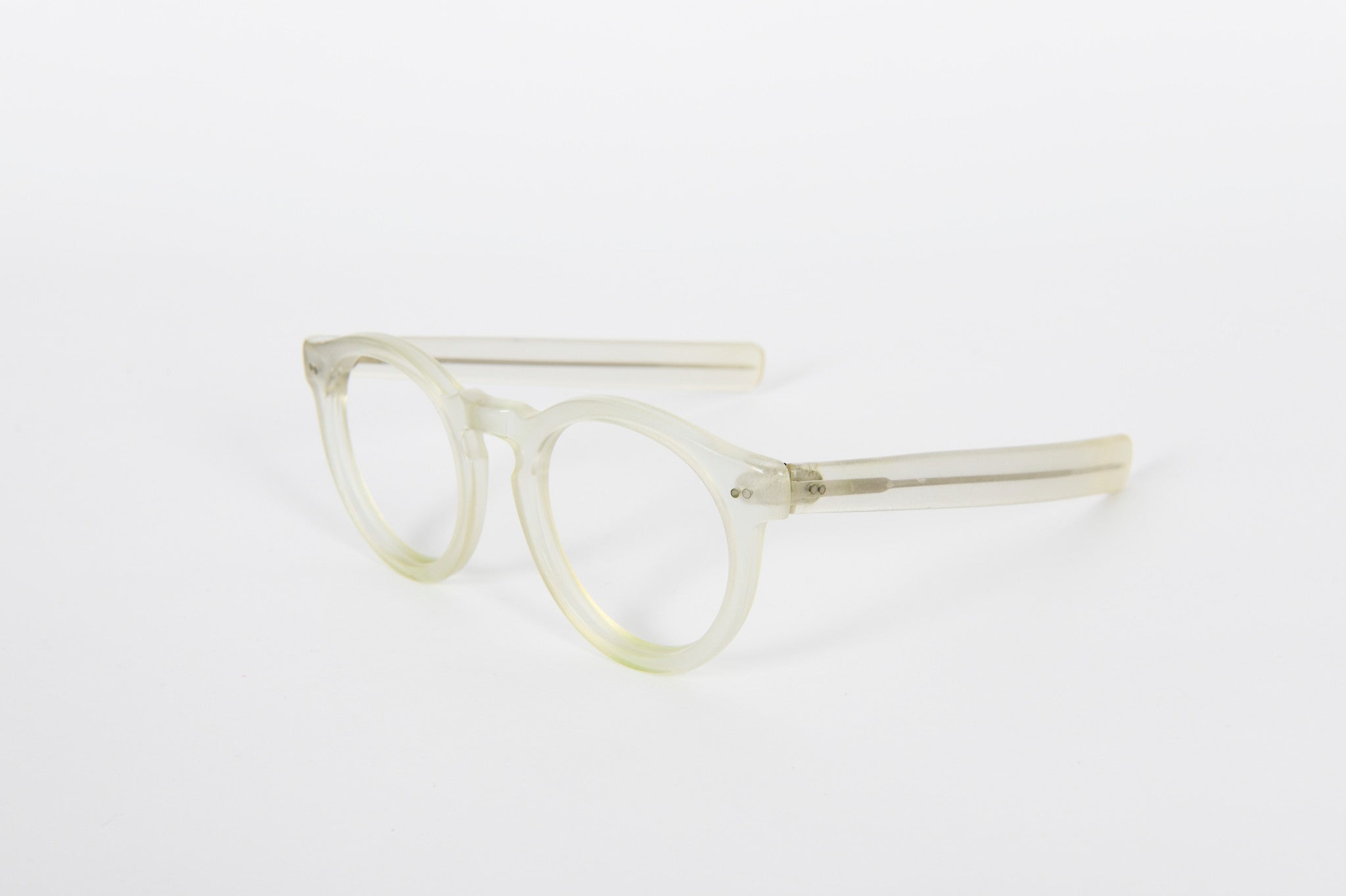 Large round clear retro frames with keyhole bridge