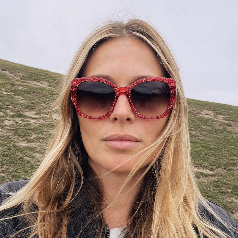 Sparkle red oversized sunglasses. Red glitter sunglasses. Women's stylish sunglasses. Women's sustainable sunglasses. 